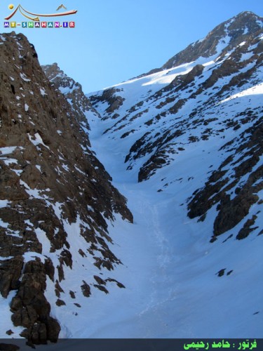 شاهان کوه - نمای قله و دره (یخچال) منتهی به قله / შაჰან მთა