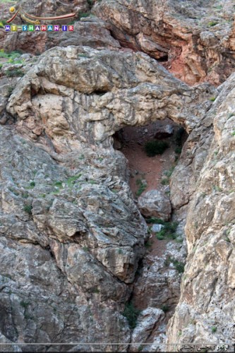 پل سنگی روبروی دهانه غار کلبیس کبی