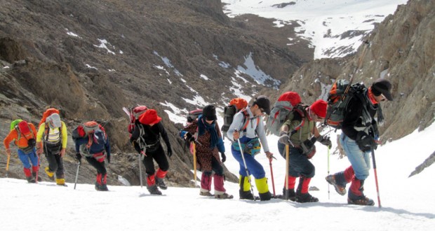 زیگزاگ و عبور از شیب یخچال شاهان کوه