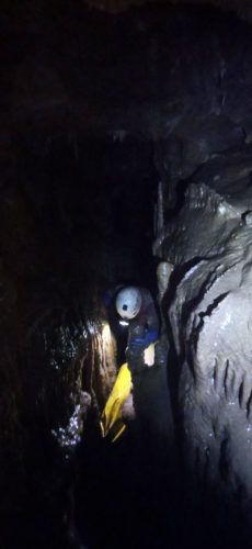 غار پراو (پرو) - عبور از میان دهلیزها و شکاف ها