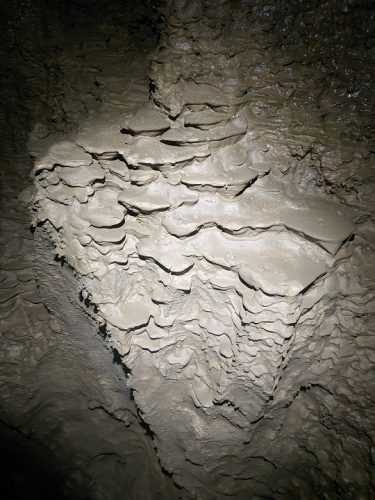 غار جوجار 1402- ساختار گلی
