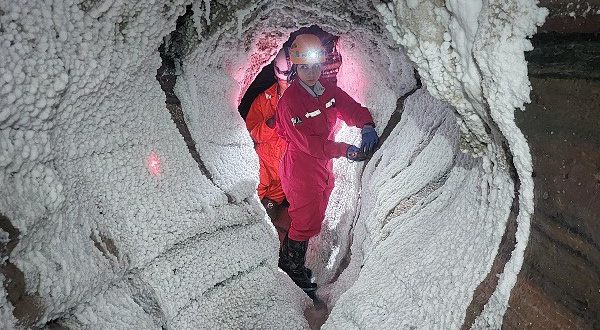 غار نمک جاشک - در حال نقشه برداری با دیستو